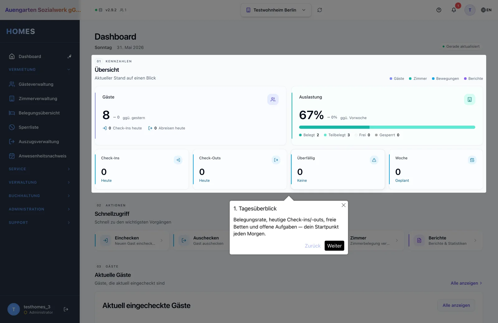 Geführte Onboarding-Tour im HOMES-Dashboard: ein Overlay führt rollenbasiert durch komplette Vorgänge – vom ersten Wohnheim bis zum eingecheckten Gast, pausierbar und fortsetzbar